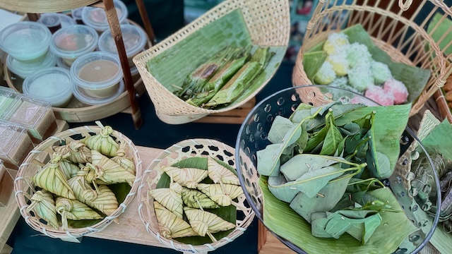 aneka kuih muih tradisional di Grannies Kiosk Melawati Alt Title: Kuih muih tradisional Grannies Melawati
