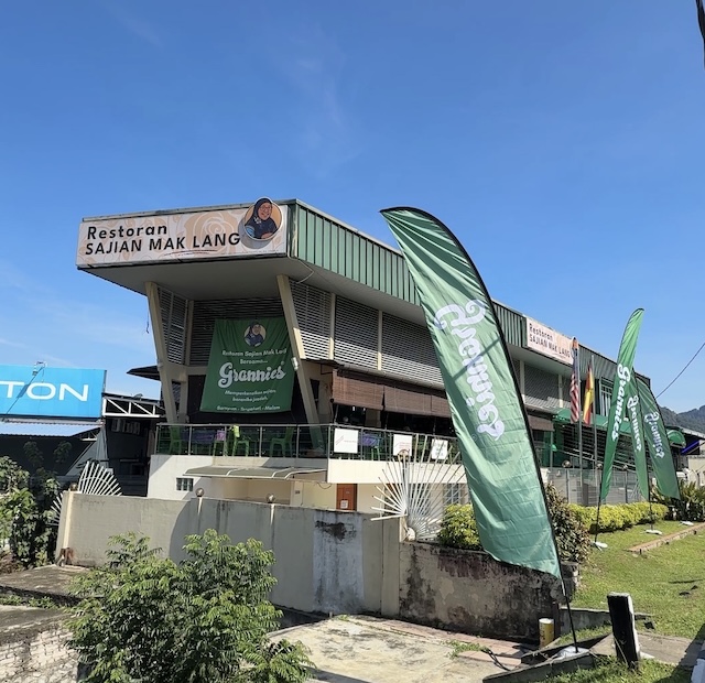 kiosk Grannies terletak di dalam Restoran Sajian Mak Lang Melawati