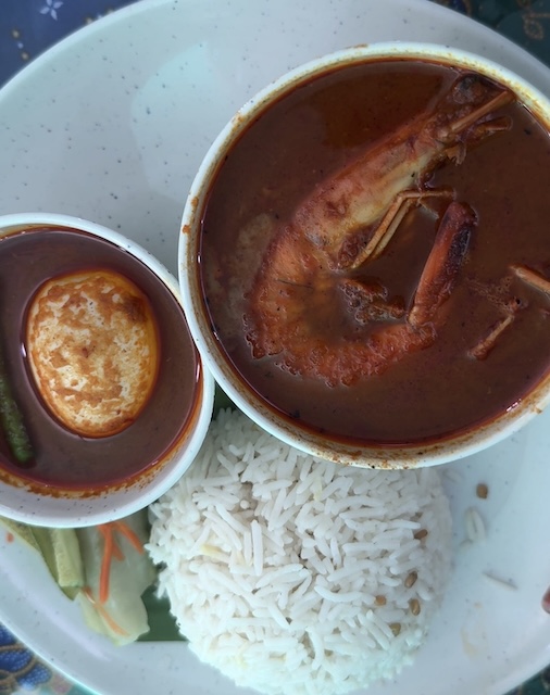 hidangan nasi dagang udang dengan kuah gulai di Grannies Melawati