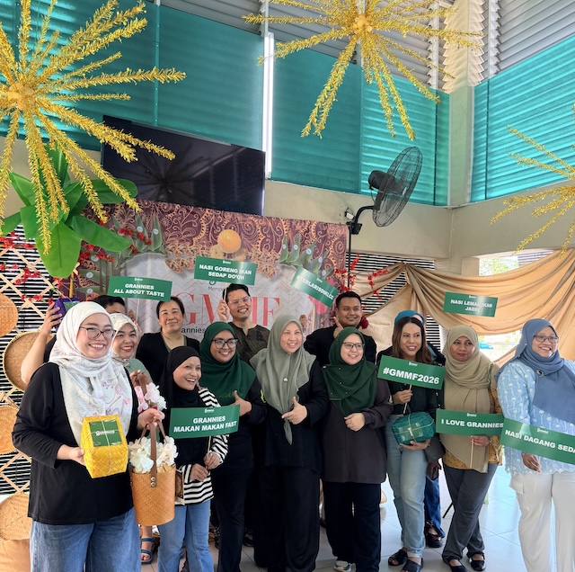 gambar bersama rakan-rakan blogger/kol di Grannies Makan Makan Fest Melawati