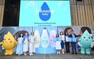 Majlis pelancaran Johnson’s baby Malaysia bersama barisan pengurusan Kenvue Malaysia & Singapura, serta Siti Saleha dan Pauline Tan