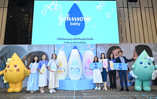 Majlis pelancaran Johnson’s baby Malaysia bersama barisan pengurusan Kenvue Malaysia & Singapura, serta Siti Saleha dan Pauline Tan