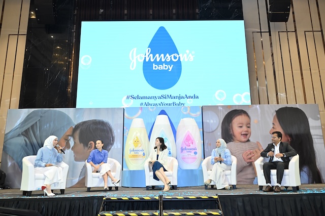 Sesi perkongsian di majlis pelancaran Johnson’s baby Malaysia bersama pakar pediatrik, selebriti dan wakil Kenvue berkongsi tentang penjagaan lembut si manja