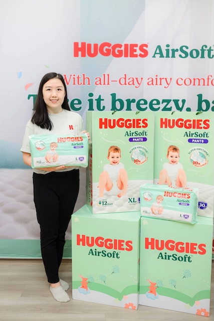 Ngui Siew Ching, Pengarah Pemasaran Bersekutu Huggies Malaysia semasa berkongsi mengenai inisiatif Huggies Breezy Day dan Huggies AirSoft Pants.