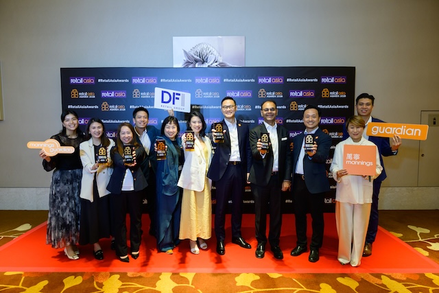 Priscilla Wu bersama Anna Ng dan pasukan DFI Retail Group di Retail Asia Awards 2026