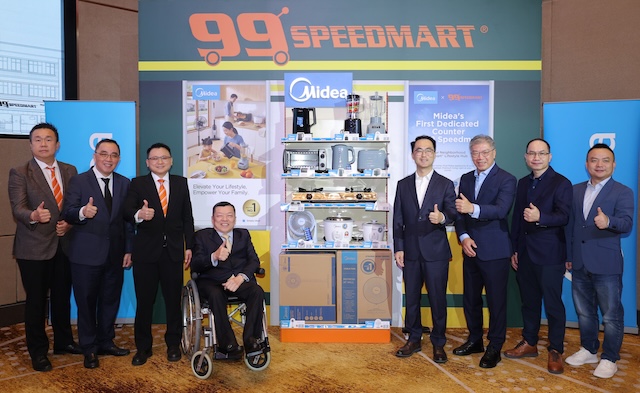 Wakil Midea Malaysia dan 99 Speed Mart bergambar bersama selepas pemeteraian MOU kerjasama strategik
