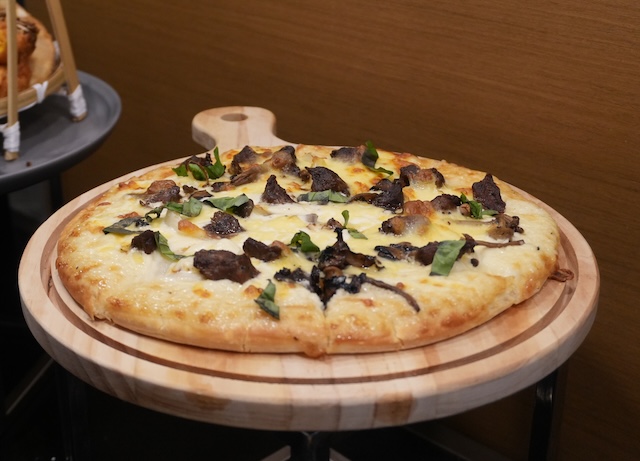 Black Pepper Beef Pizza dengan mozzarella