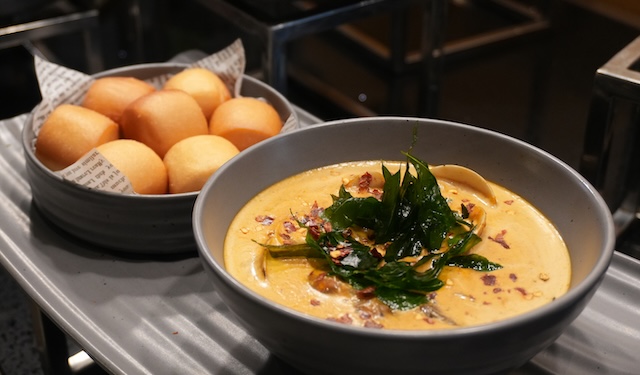 Butter Chili Clam dengan kerang dan roti mantou