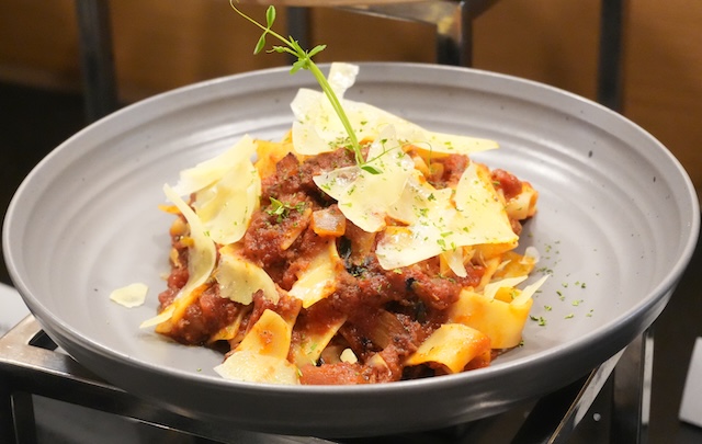 Pappardelle Bolognaise dengan ragu daging lembu dan keju Parmesan
