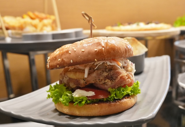 Chicken Burger dengan ayam goreng rangup dan coleslaw