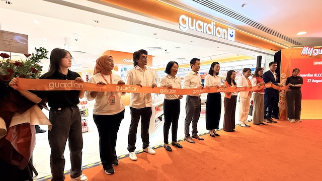 Pasukan guardian Malaysia di guardian KLCC yang telah dinaik taraf