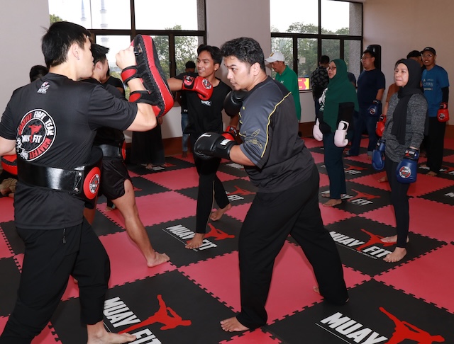 Peserta dewasa menjalani sesi Muay Thai bersama MuayFit di Concorde Hotel Shah Alam