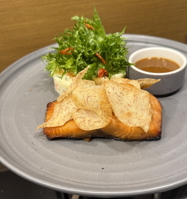 Salmon Miso bersama salad kentang Jepun dan arugula