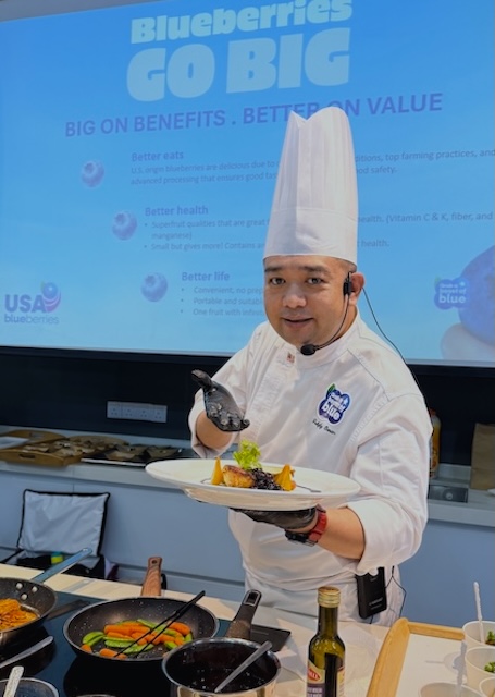 Chef Fadzly Che Omar bersama hidangan berasaskan U.S. blueberries