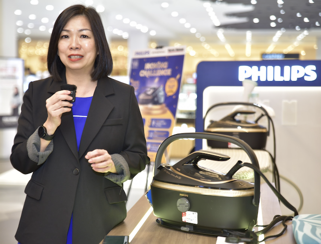 Yvonne Chin Penolong Pengurus Besar Harvey Norman Malaysia bersama Philips PerfectCare Steam Generator
