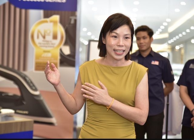 Patt Sue-Ann Philips Malaysia menerangkan inovasi Philips PerfectCare Steam Generator