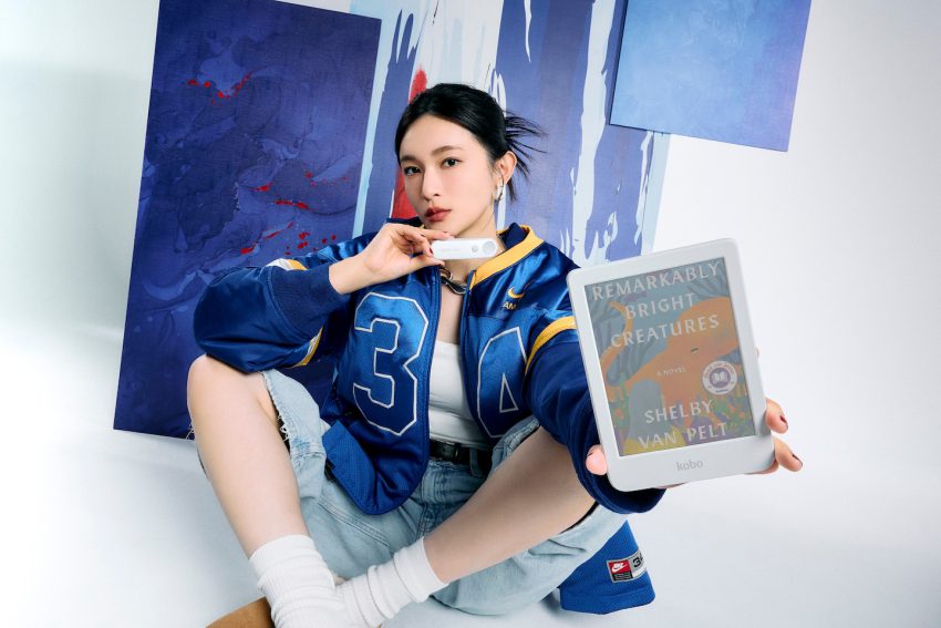 Model memegang tablet Kobo untuk meneroka pengalaman eBook The Odyssey