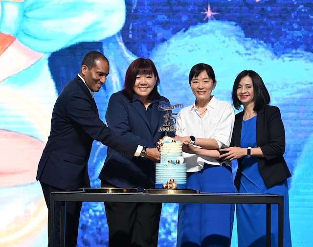 Wakil Menarini Malaysia dan Watsons Malaysia pada pelancaran kempen See Her Heal