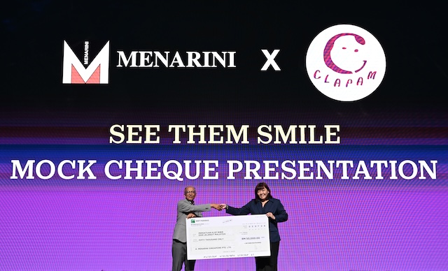 Ms Josie Ong menyerahkan mock cheque RM50,000 kepada Mr Zainal Ahmad bagi menyokong usaha CLAPAM untuk komuniti cleft lip dan palate.