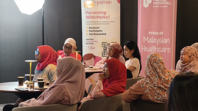 Peserta mengikuti sesi perkongsian kesihatan sebelum hamil di What Women Want Forum