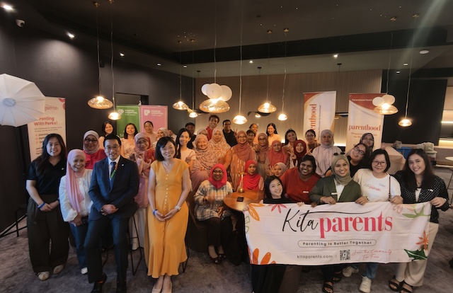 Peserta bersama panel dan pihak penganjur What Women Want Forum: Before We Bloom di MyToday, Atria Shopping Gallery