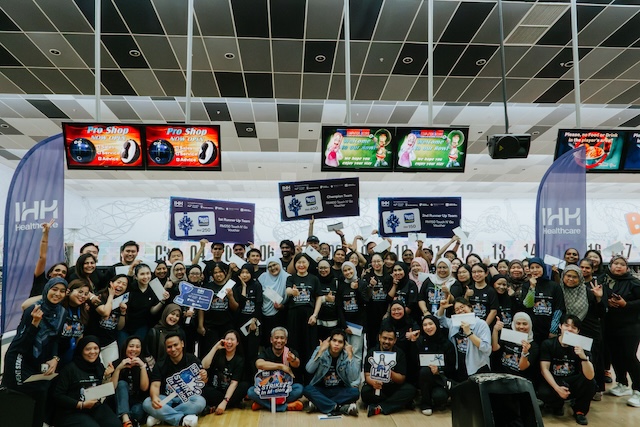 Peserta Strike in Motion Media Bowling Engagement 2026 bergambar bersama hadiah masing-masing