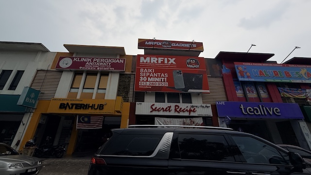 Bangunan kedai MRFIX Gadgets di tingkat 1 Bandar Saujana Utama