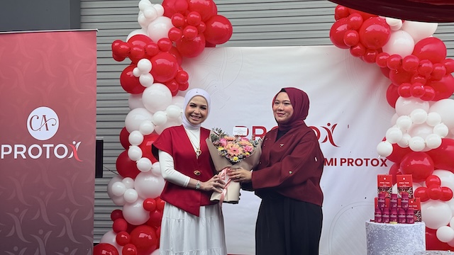 Cikgu Ayu bersama wakil KP Food Industries di majlis pelancaran Protox Mix Berries