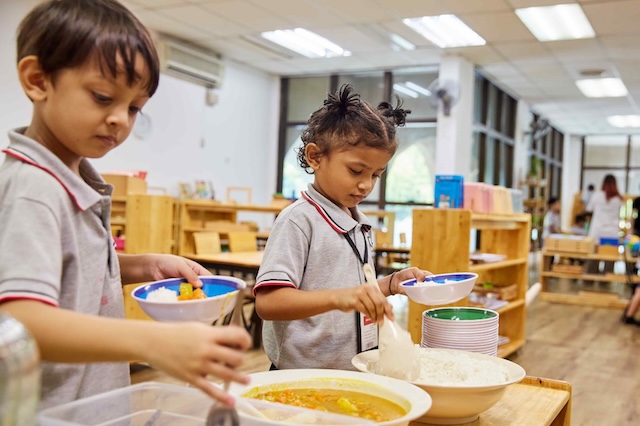 Kanak-kanak menikmati hidangan berkhasiat melalui Daily Meals Programme Dignity